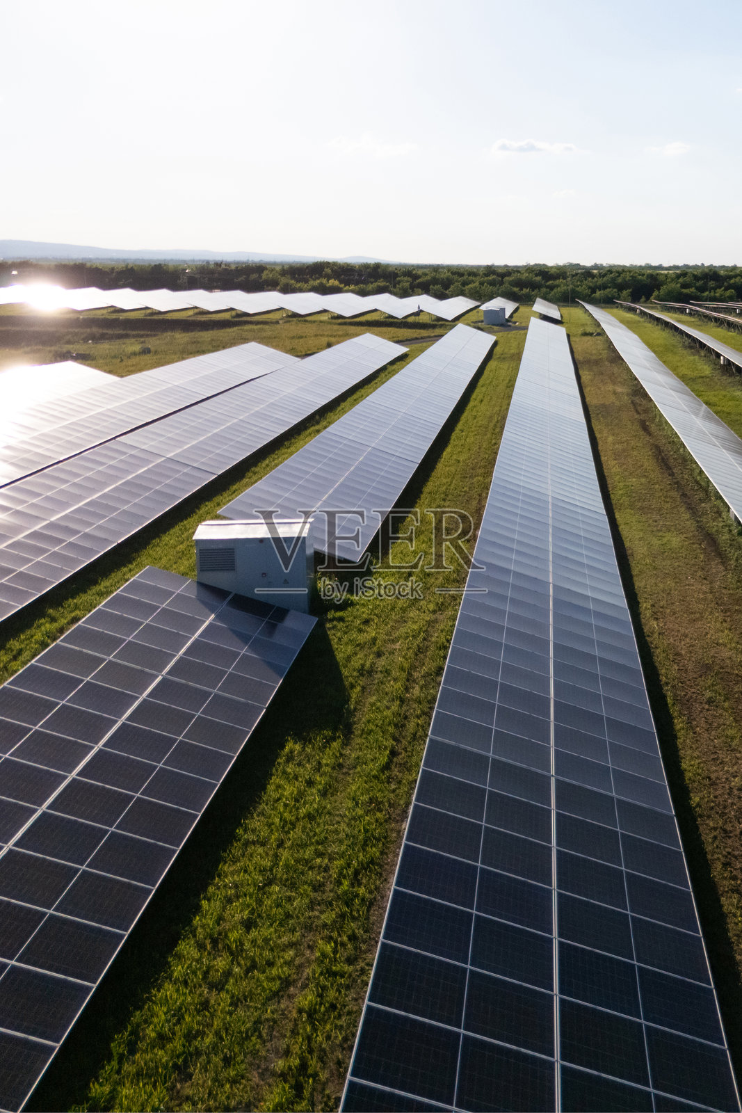 太阳能发电站及能源储存的鸟瞰图照片摄影图片
