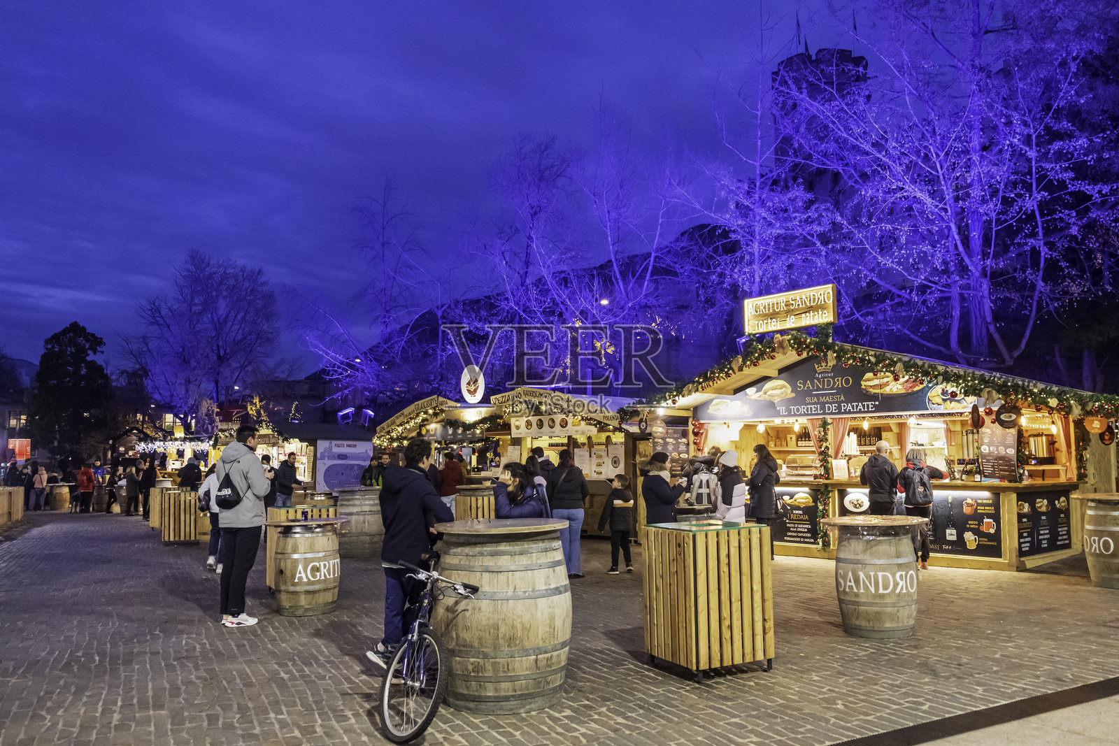 意大利特伦托的博物馆广场圣诞市场照片摄影图片