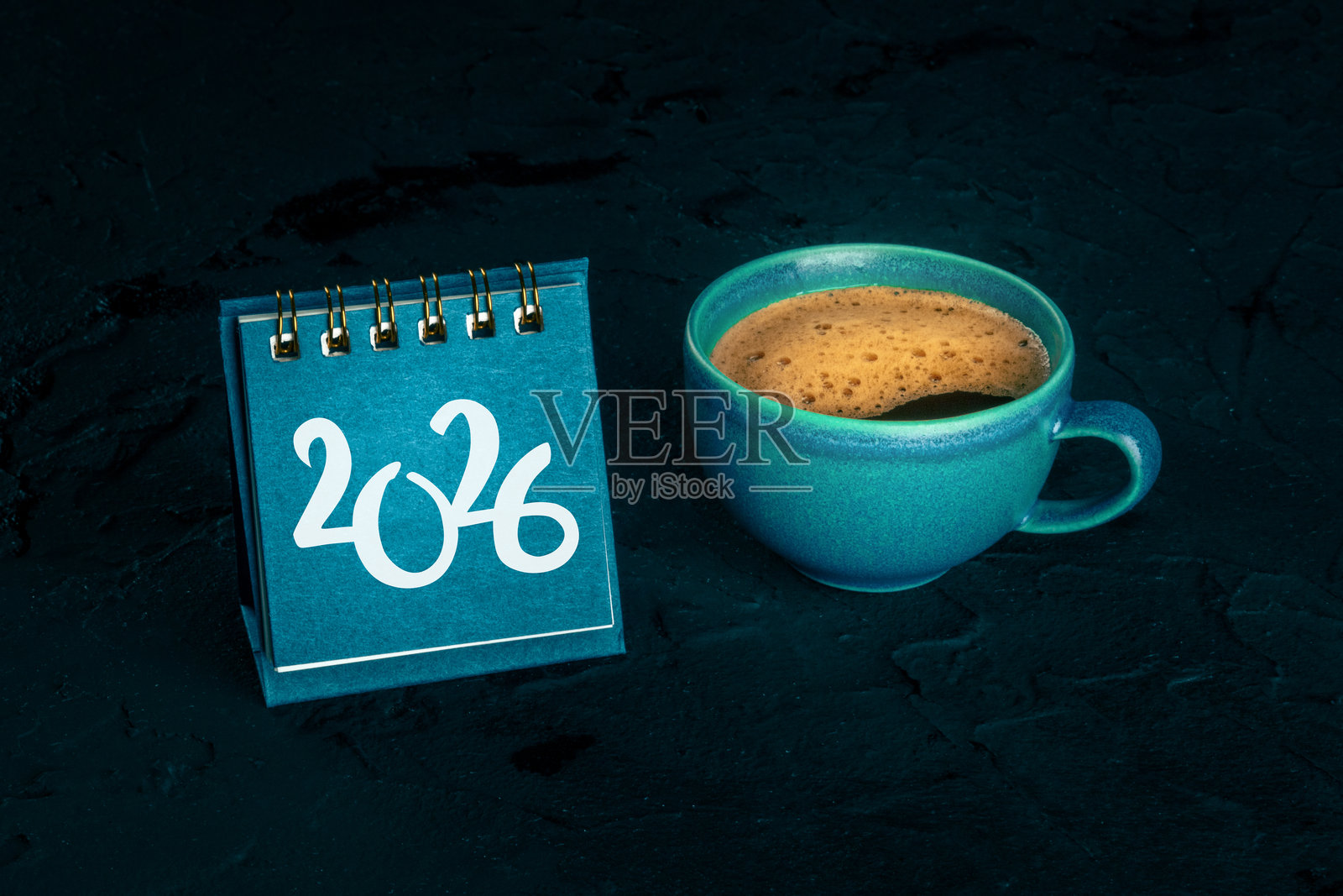 2026年日历。一个明年使用的桌面日历，拍摄于黑色背景上。照片摄影图片