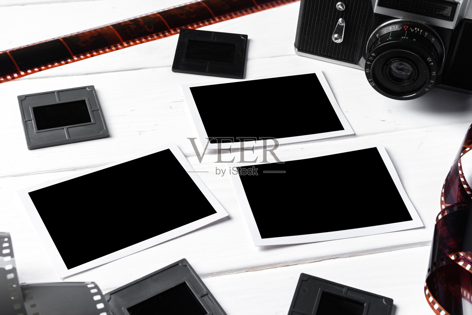 复古老相机和照片放在白色木质背景上照片摄影图片