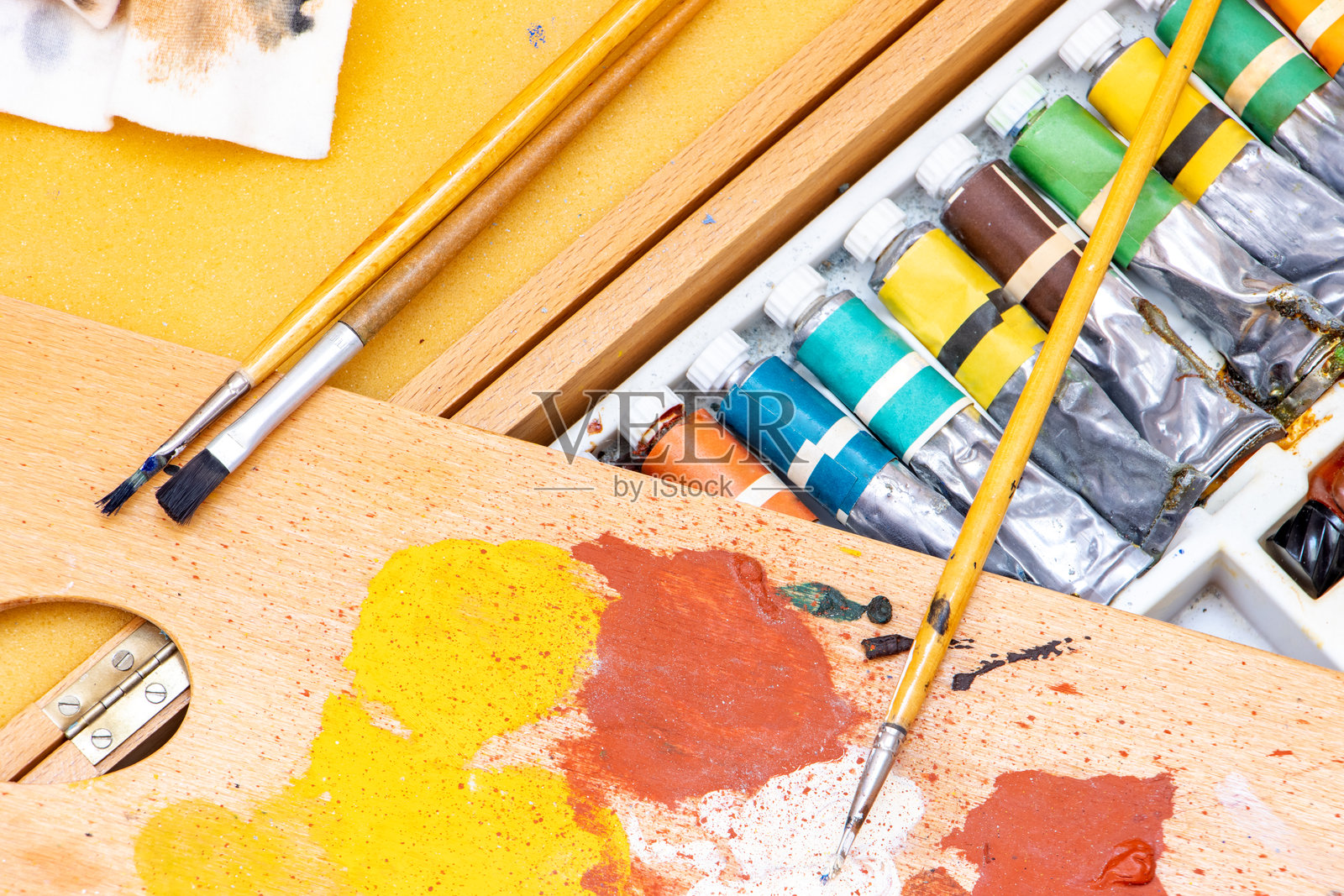 调色板上的油画颜料和画笔，特写。照片摄影图片