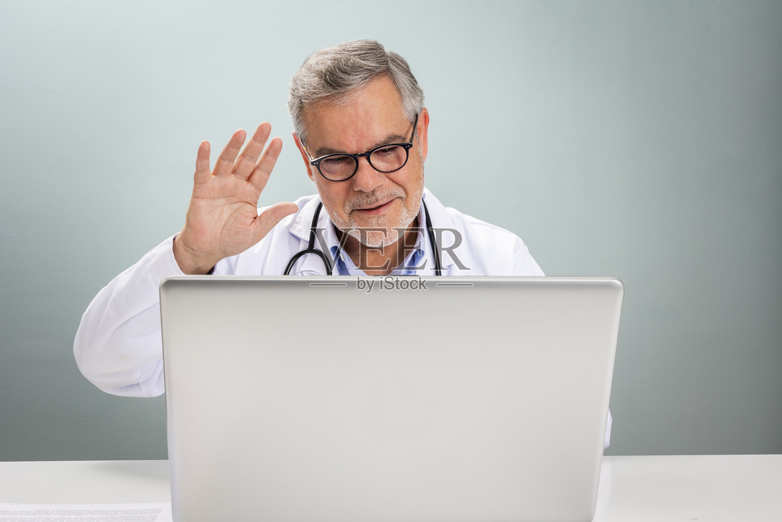 医生通过笔记本电脑与患者进行在线咨询照片摄影图片