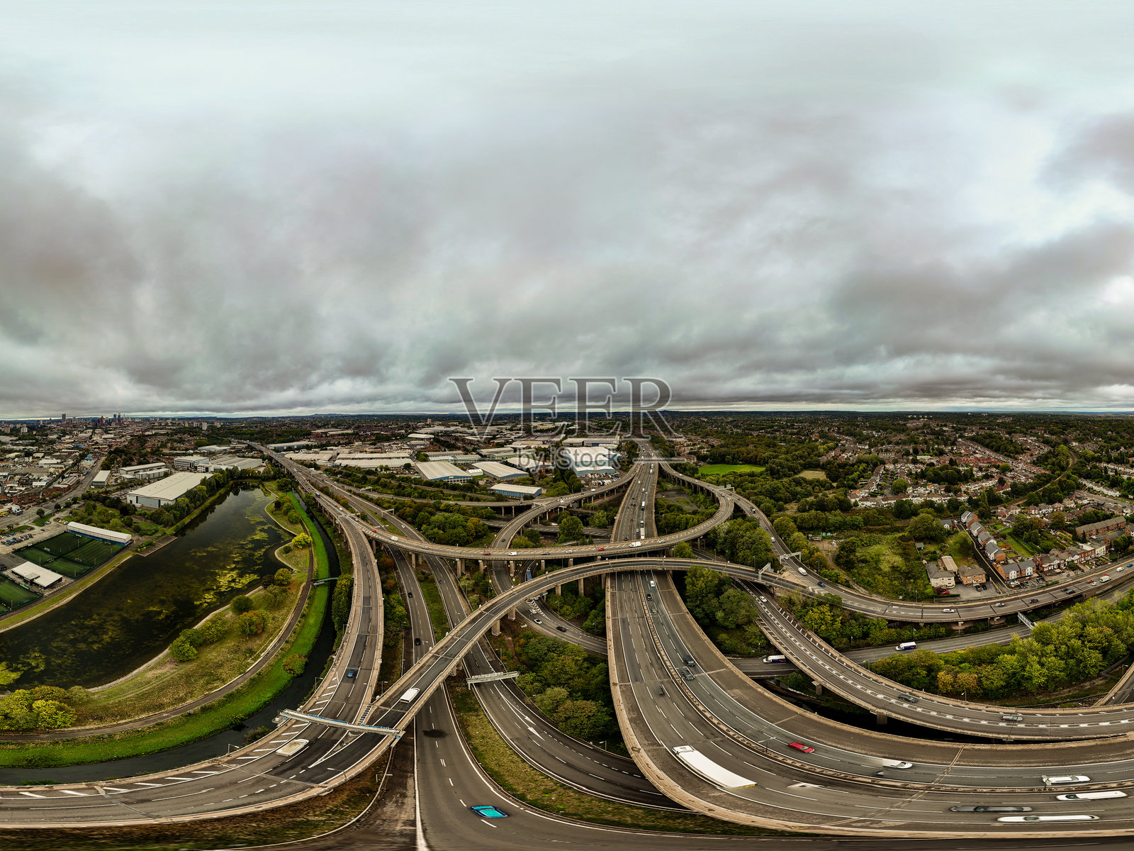 意大利面交叉口高速公路互通立交，展示复杂的道路基础设施照片摄影图片