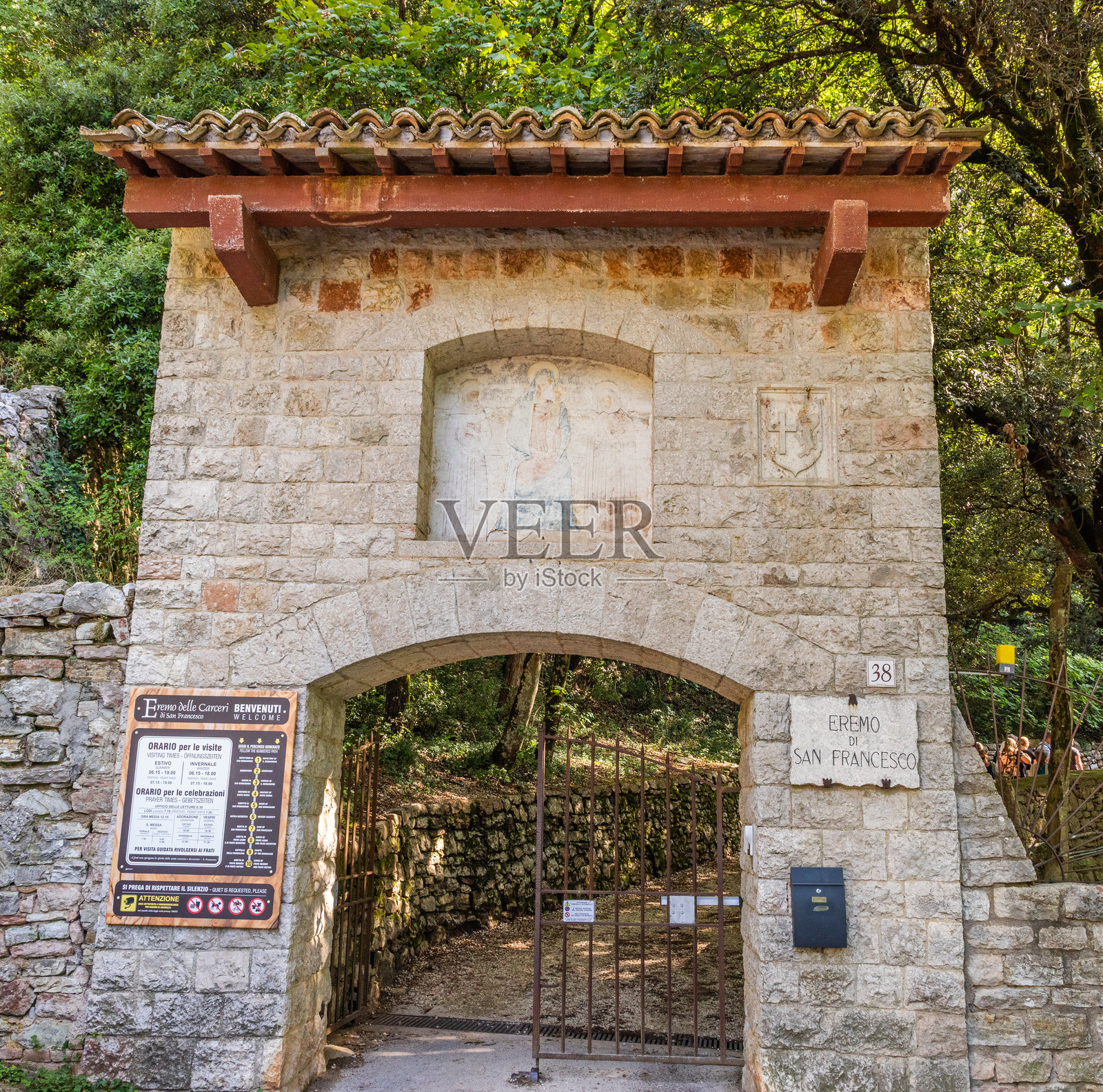 意大利阿西西的卡尔切里修道院圣所。照片摄影图片