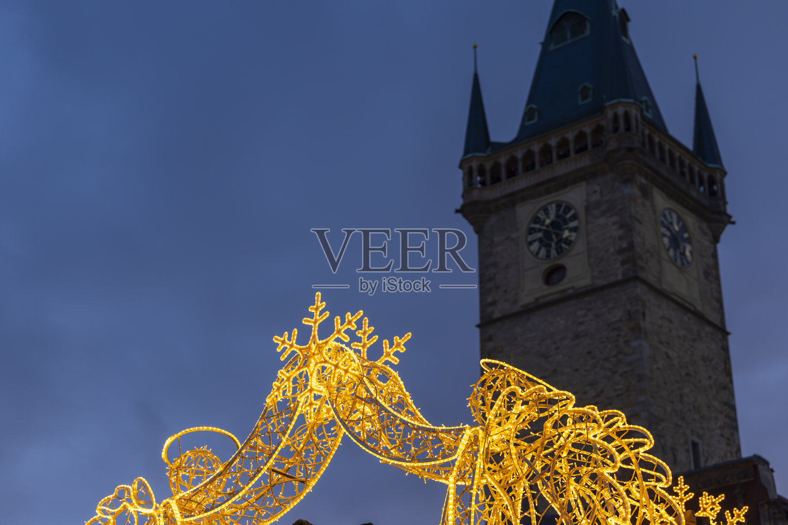 黄昏时分，圣诞灯光照亮布拉格老市政厅照片摄影图片