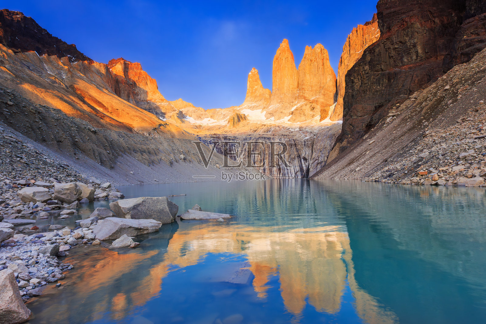 智利托雷斯德尔潘恩国家公园。托雷斯观景点的日出。照片摄影图片