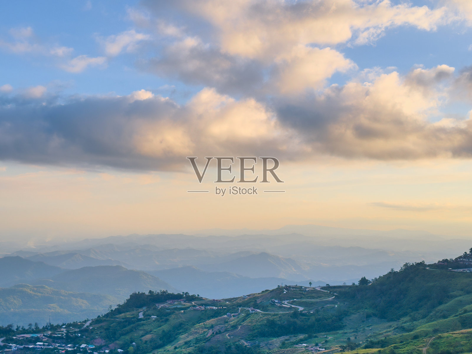 通往山顶的宽阔高地道路照片摄影图片