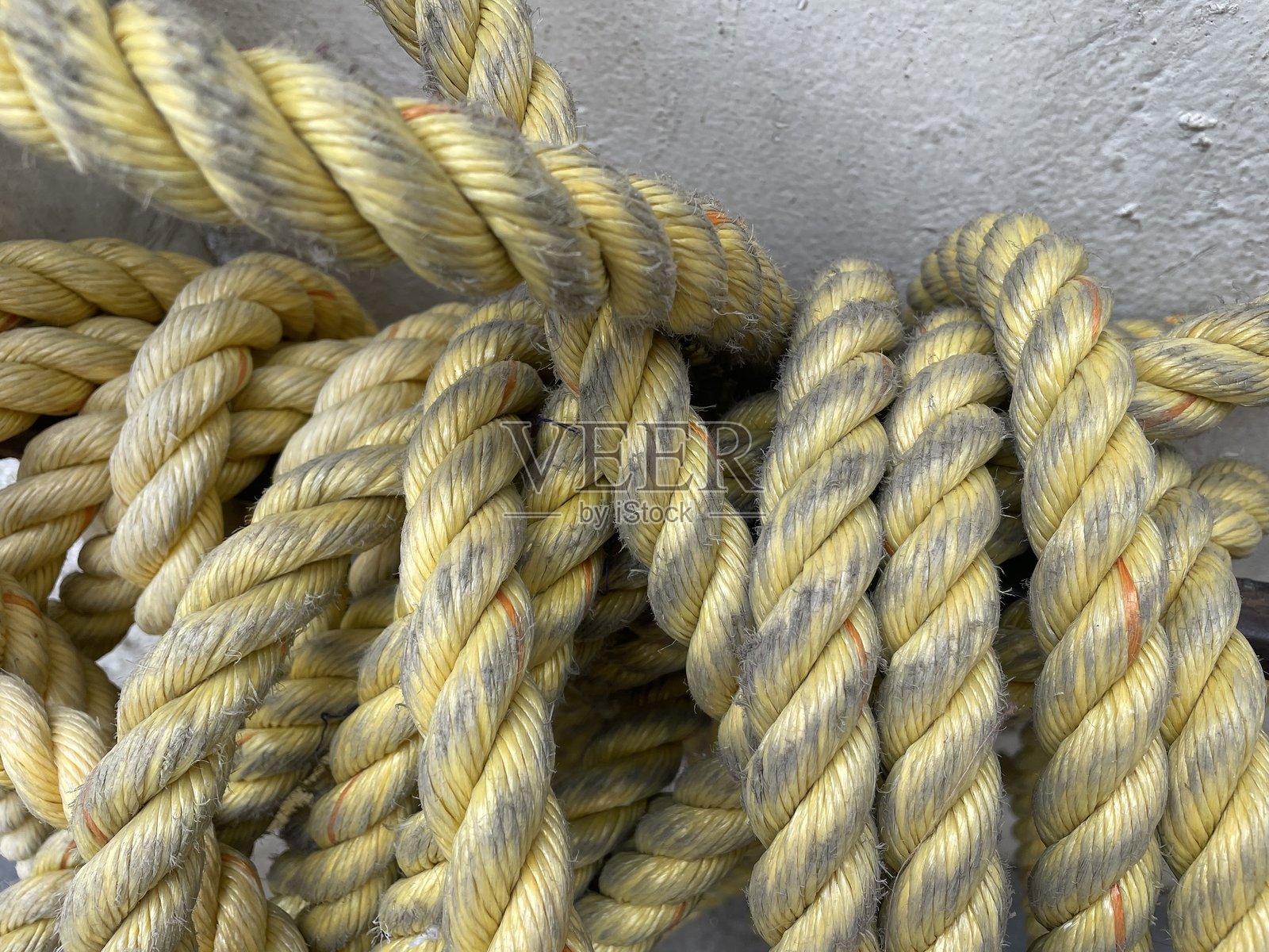 强力黄色绳圈，适用于工业和户外使用照片摄影图片