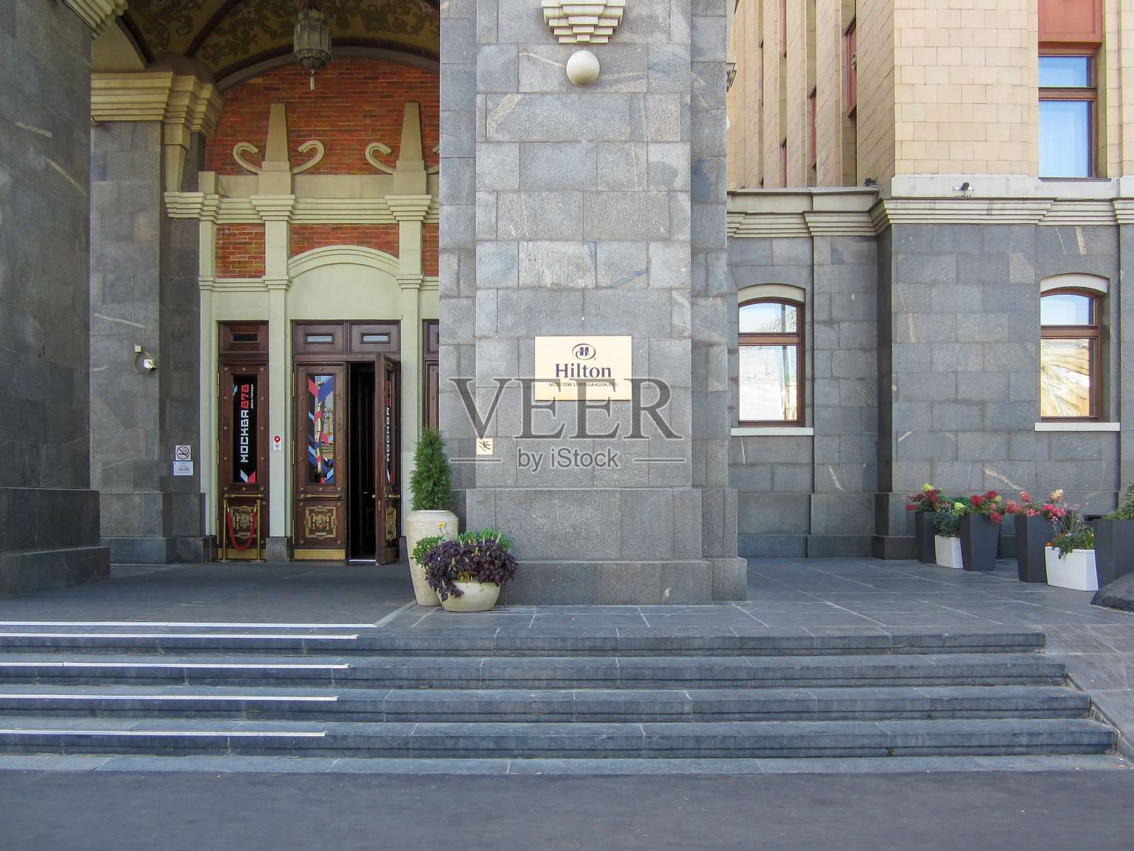 莫斯科，俄罗斯 – 2025年9月15日：希尔顿列宁格勒酒店的主入口。照片摄影图片