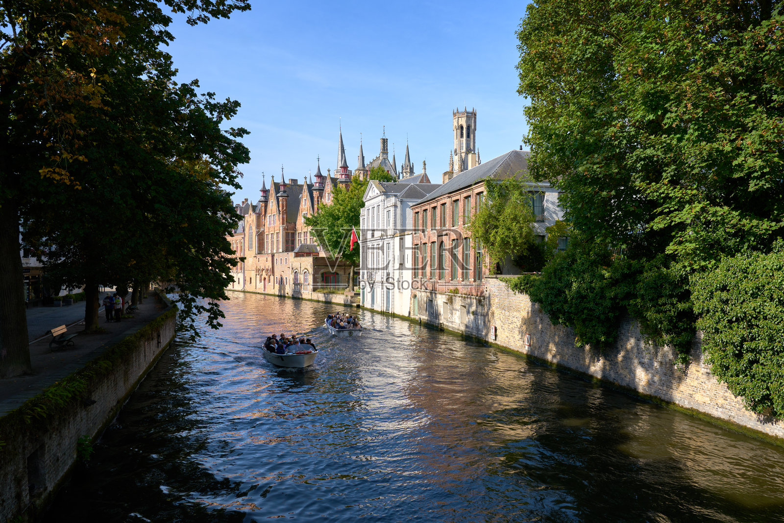 布鲁日Peerdenstraat桥上的旅游游船照片摄影图片