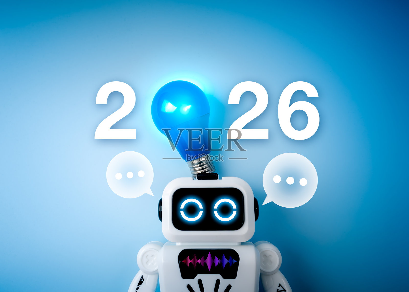可爱的人工智能助手机器人，头部有发光的蓝色灯泡和对话气泡，象征着人工智能创新、虚拟助手和智能助手技术趋势，迎接2026年新年。照片摄影图片