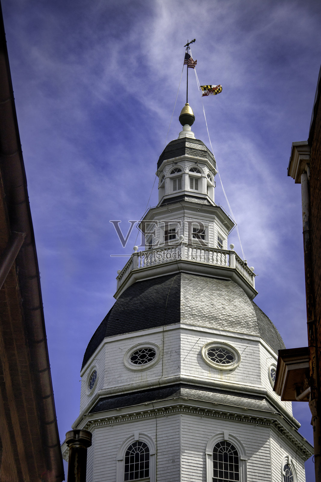 从安纳波利斯的教区巷小巷看马里兰州议会大厦圆顶照片摄影图片