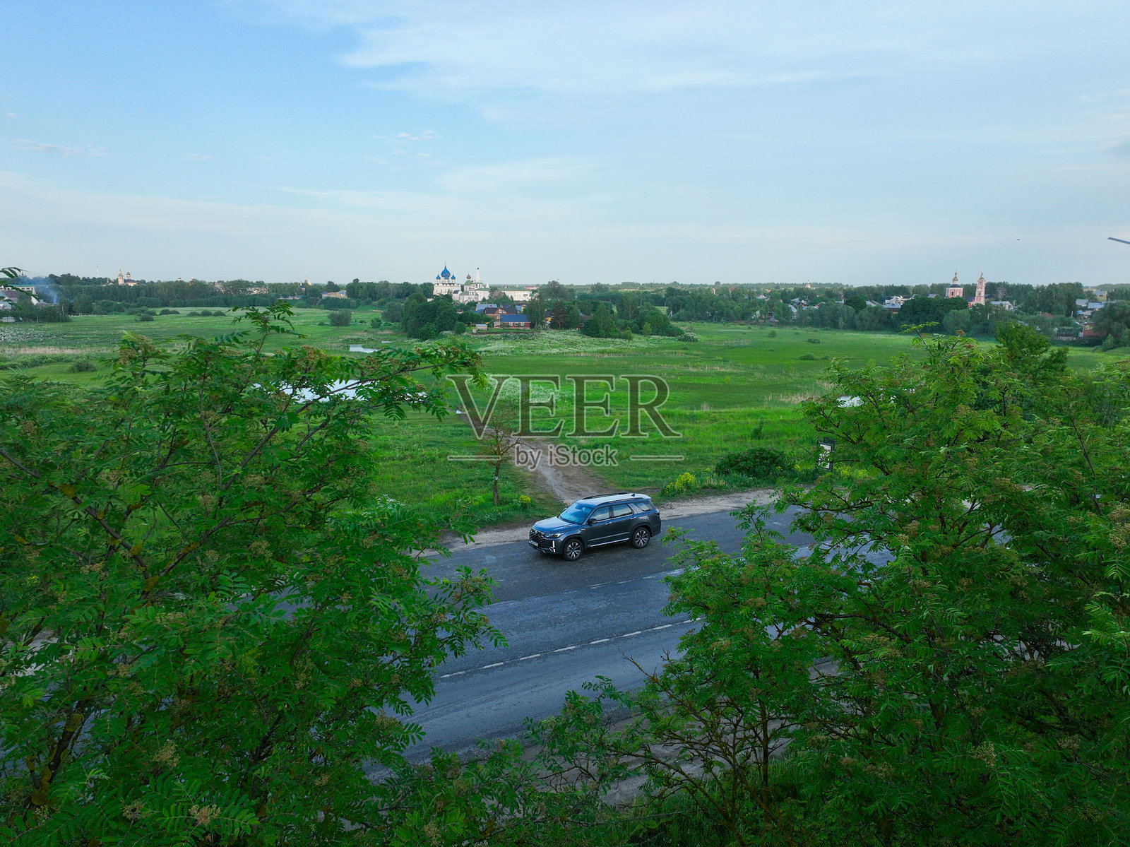 长安CS95 SUV在风景优美的道路上照片摄影图片