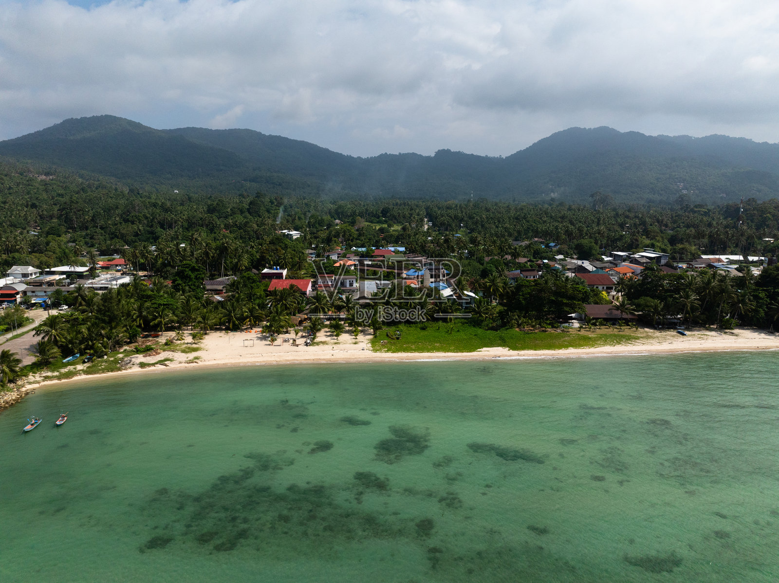 海滨村庄与山脉。泰国甲米岛。照片摄影图片