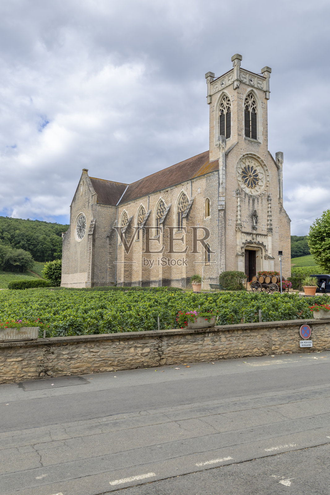 位于法国富伊斯的葡萄园中间的教堂照片摄影图片