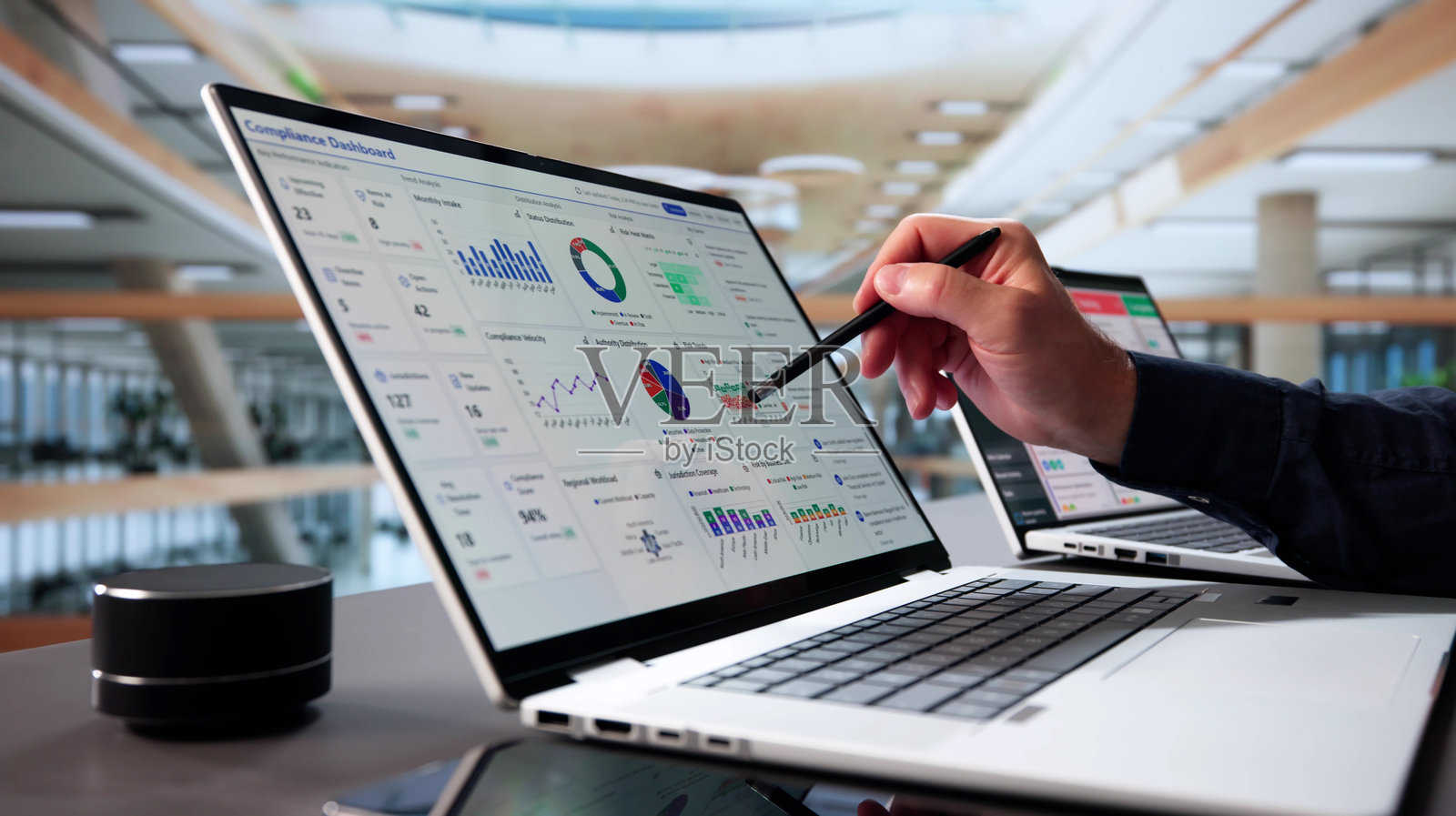 通过数字法规管理企业合规性照片摄影图片