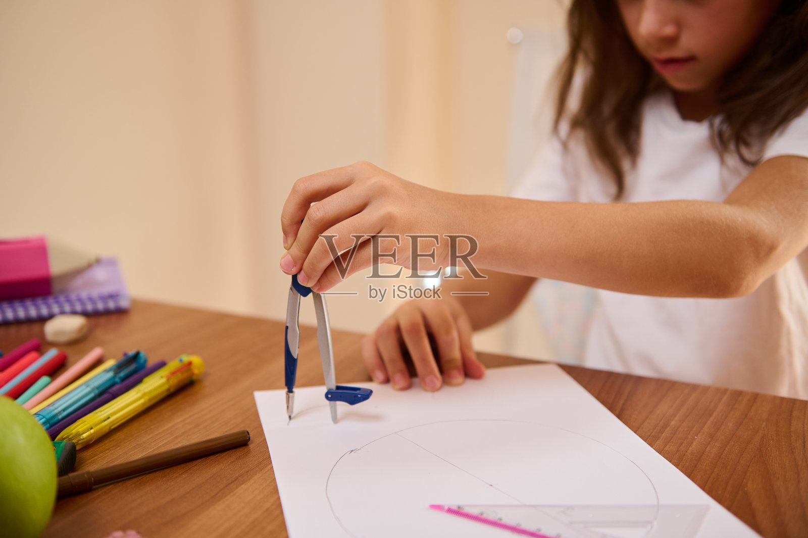 学生在艺术和数学课上用圆规画圆圈照片摄影图片