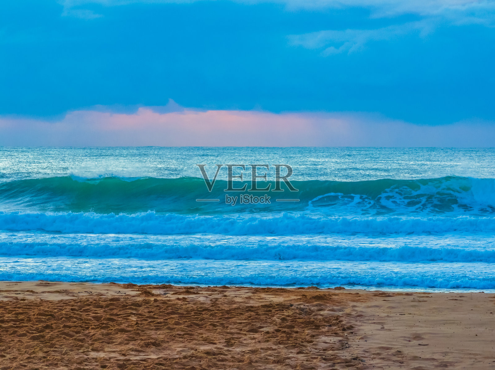 海上日出景观，低云层笼罩照片摄影图片