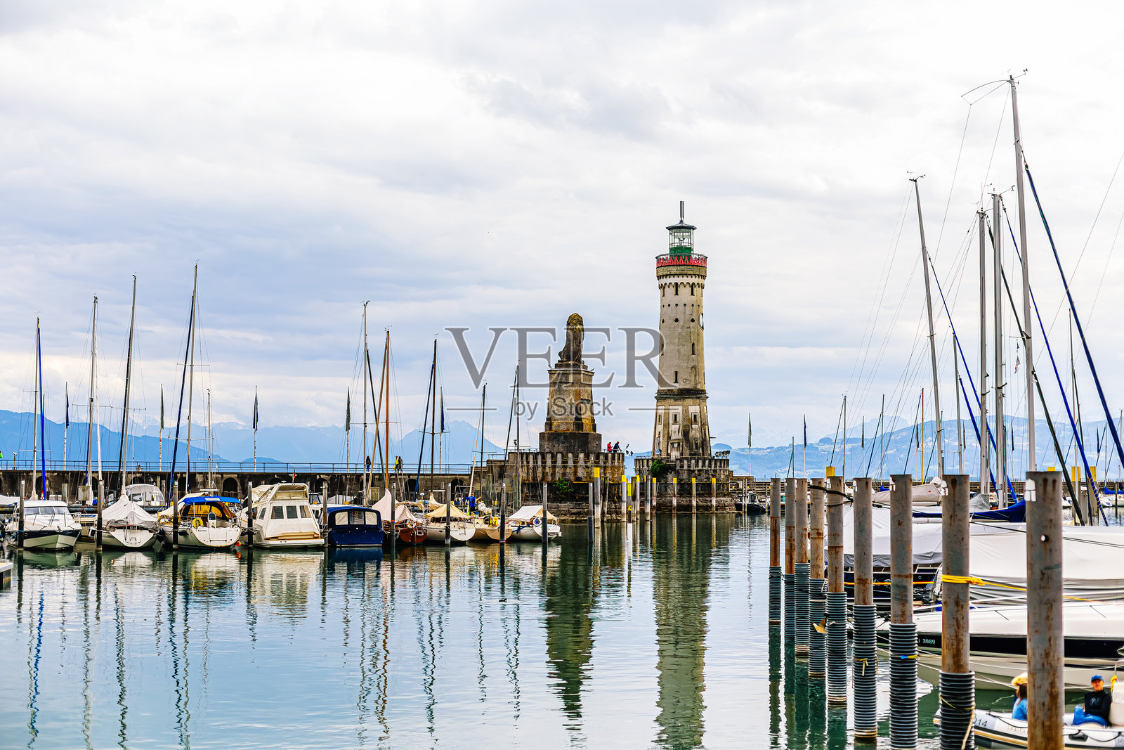 林道港口，灯塔和巴伐利亚狮子位于德国博登湖。照片摄影图片