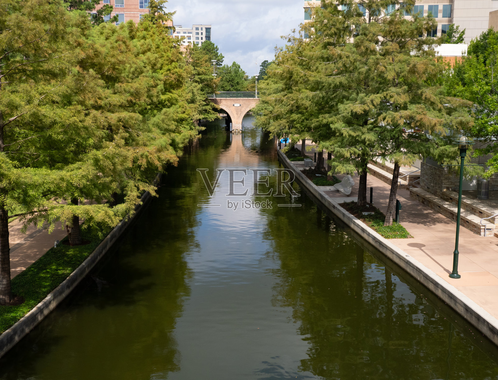 德克萨斯州伍德兰地区的水道高角度视图照片摄影图片