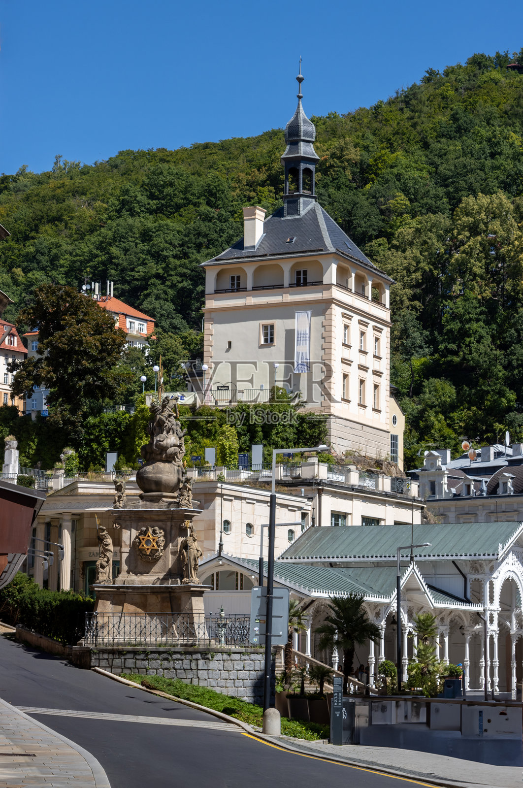 捷克卡罗维瓦里的城堡塔楼与蓝天照片摄影图片