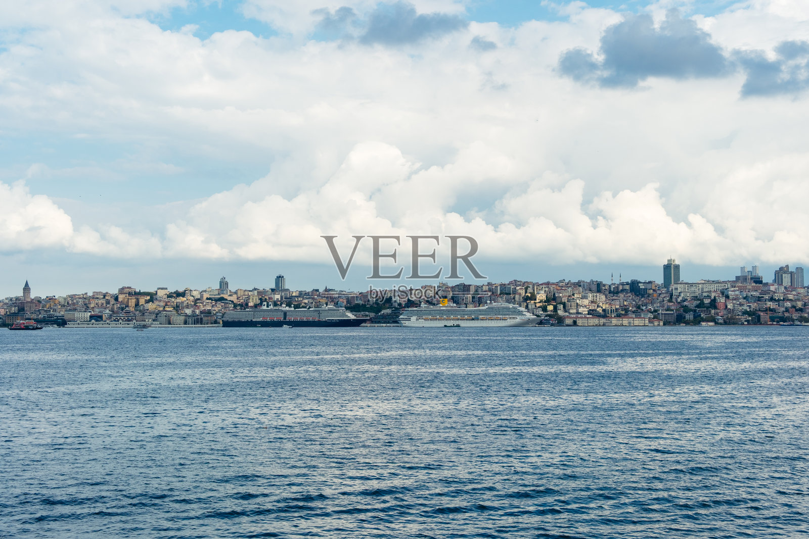 土耳其伊斯坦布尔。博斯普鲁斯海峡的美丽景色，背景是城市风光。城市天际线与城市生活。照片摄影图片