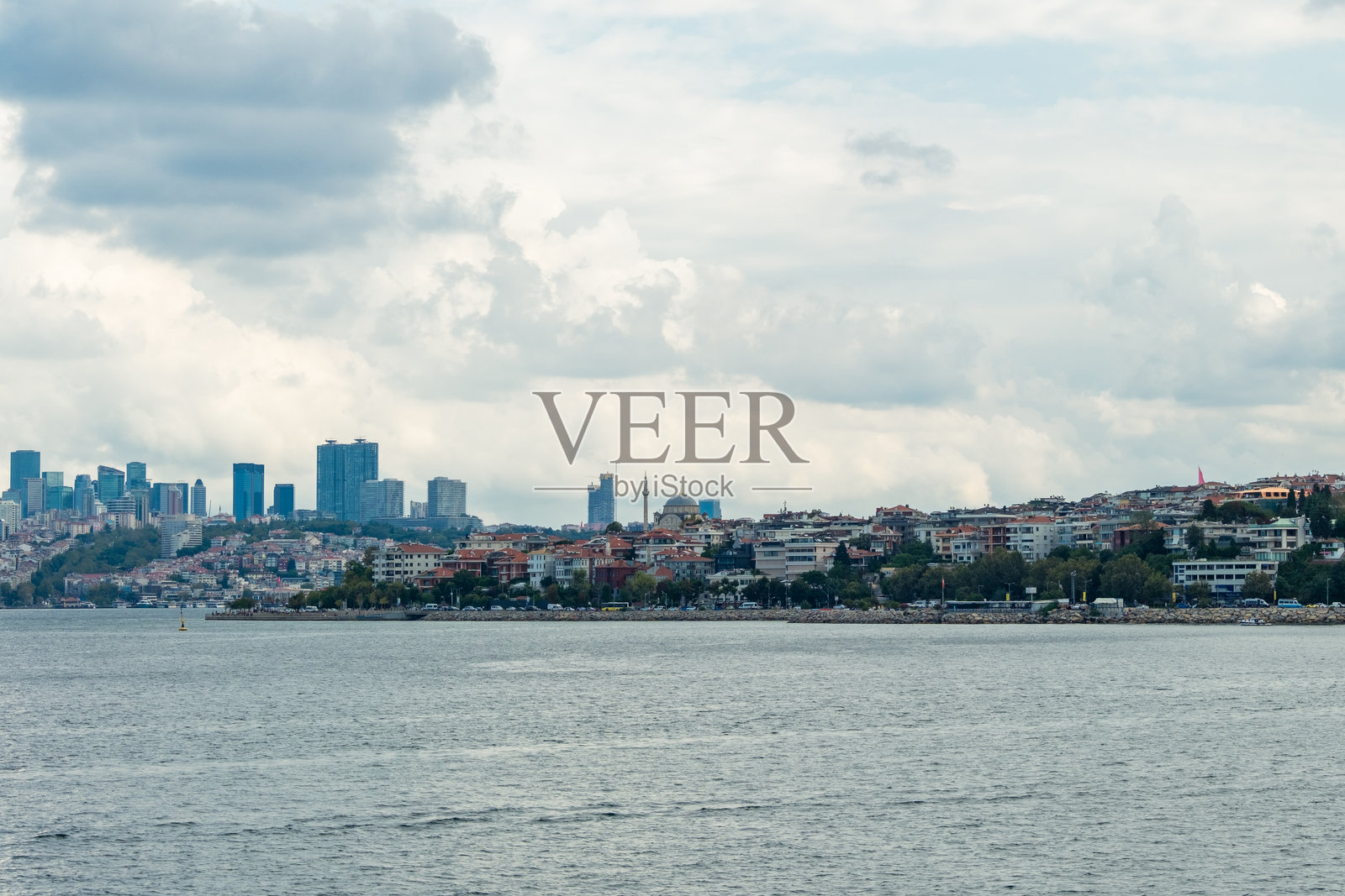 土耳其伊斯坦布尔。博斯普鲁斯海峡的美丽景色，背景是城市风光。城市天际线和城市生活。照片摄影图片