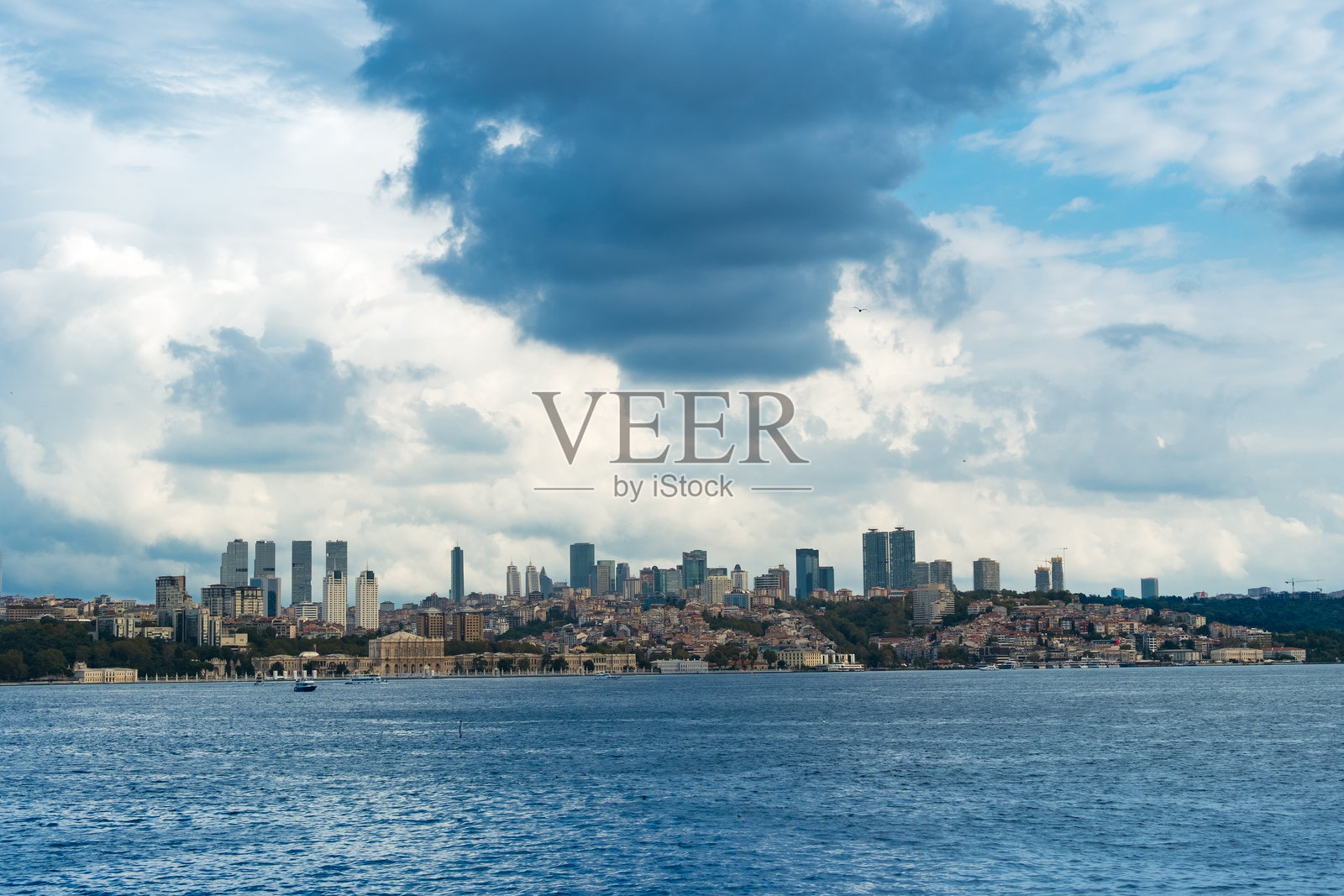 土耳其伊斯坦布尔。博斯普鲁斯海峡的美丽景色，背景是城市风光。城市天际线与城市生活。照片摄影图片