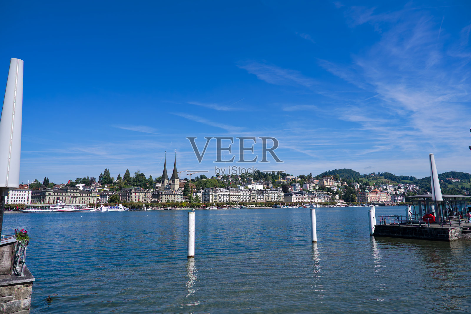 瑞士卢塞恩市的天际线美景，前景是阳光明媚的夏日湖面。照片摄影图片