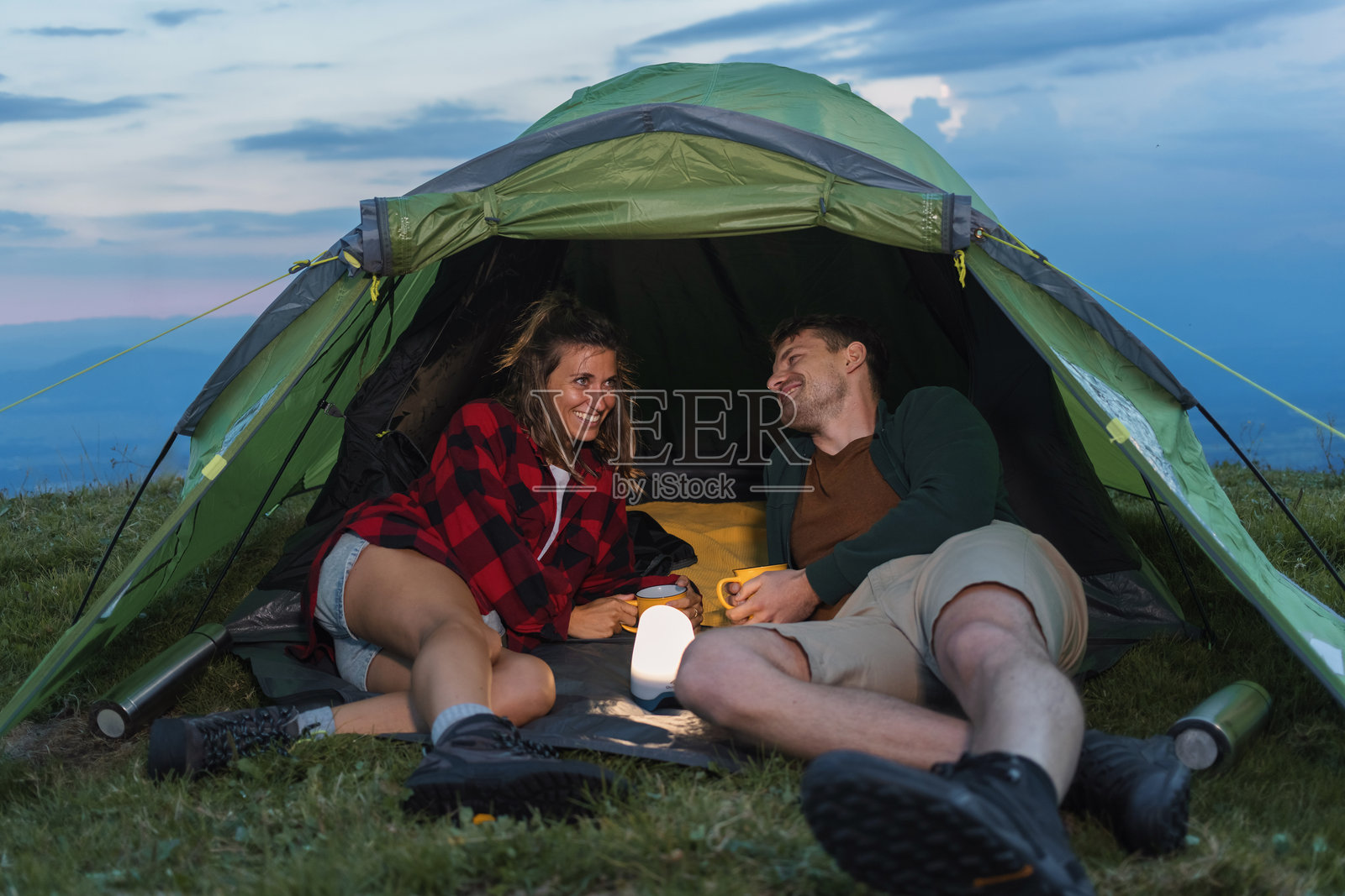 日落时分，帐篷内的情侣照片摄影图片