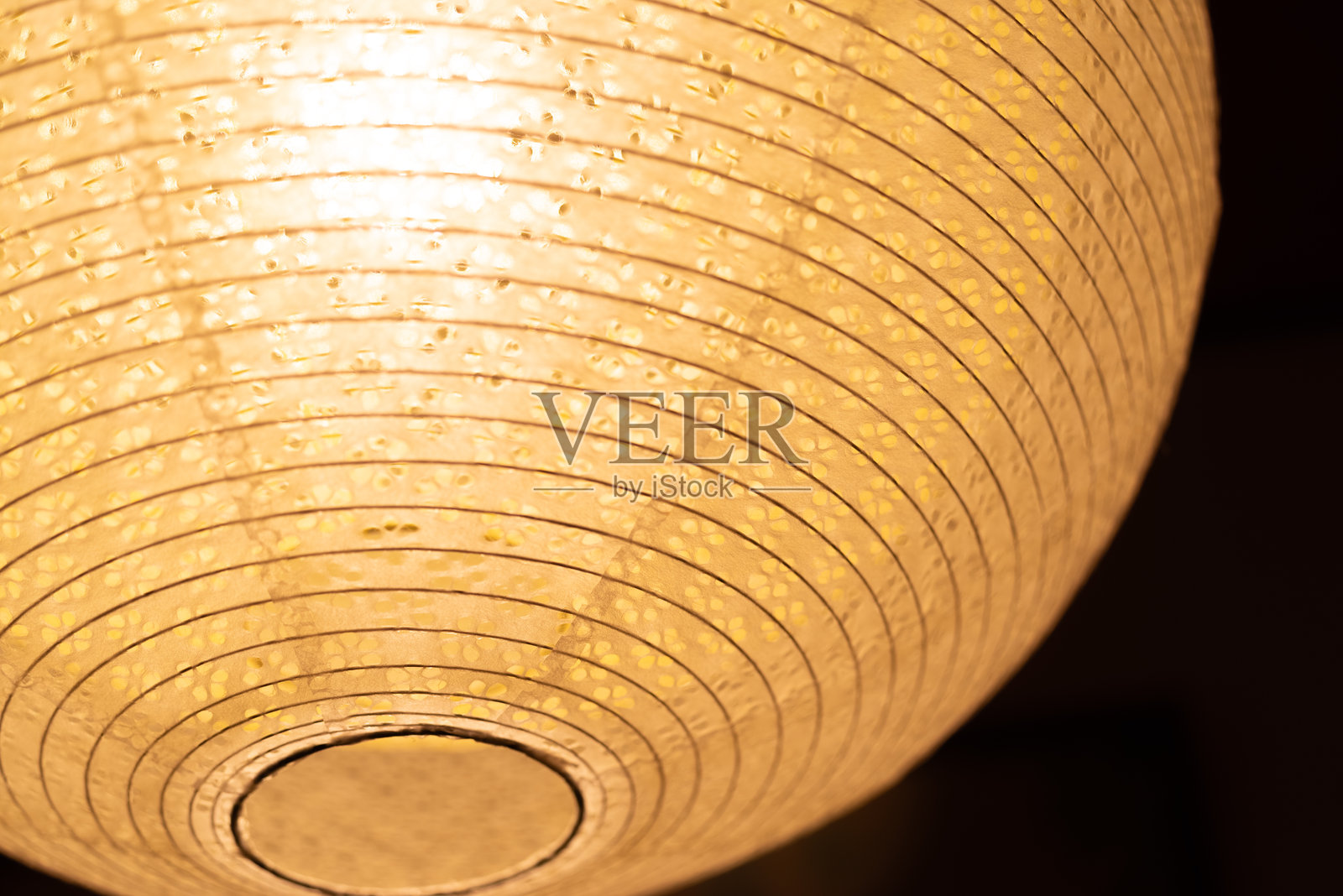 由和纸制成的灯具，散发出柔和、宁静的光芒照片摄影图片