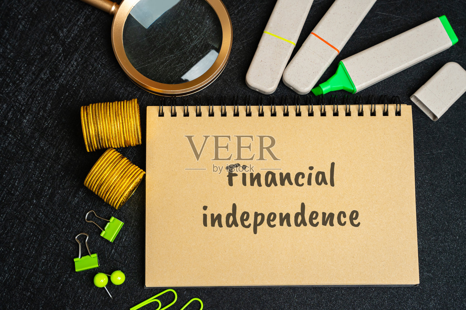 财务独立概念。拥有足够的个人财富来支付生活开支，无需依赖主动工作，从而提供对个人财务决策和生活方式的自由与控制。照片摄影图片