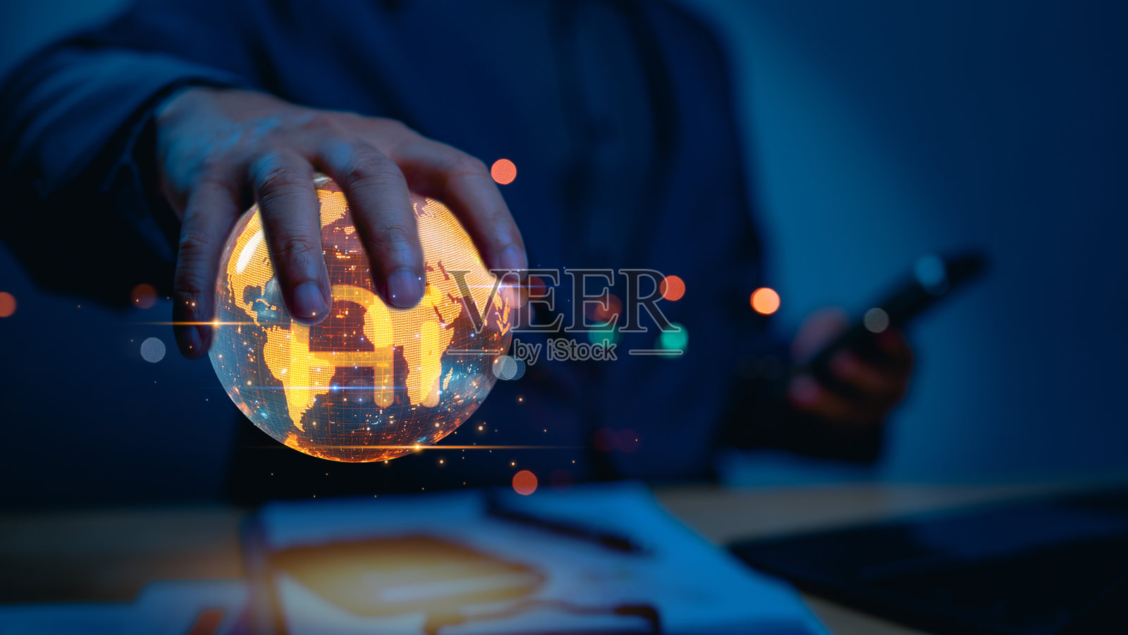 商人的手握着发光的全息地球，上面有比特币符号。这代表着全球加密货币、虚拟金融科技、区块链创新、未来投资和国际化。照片摄影图片