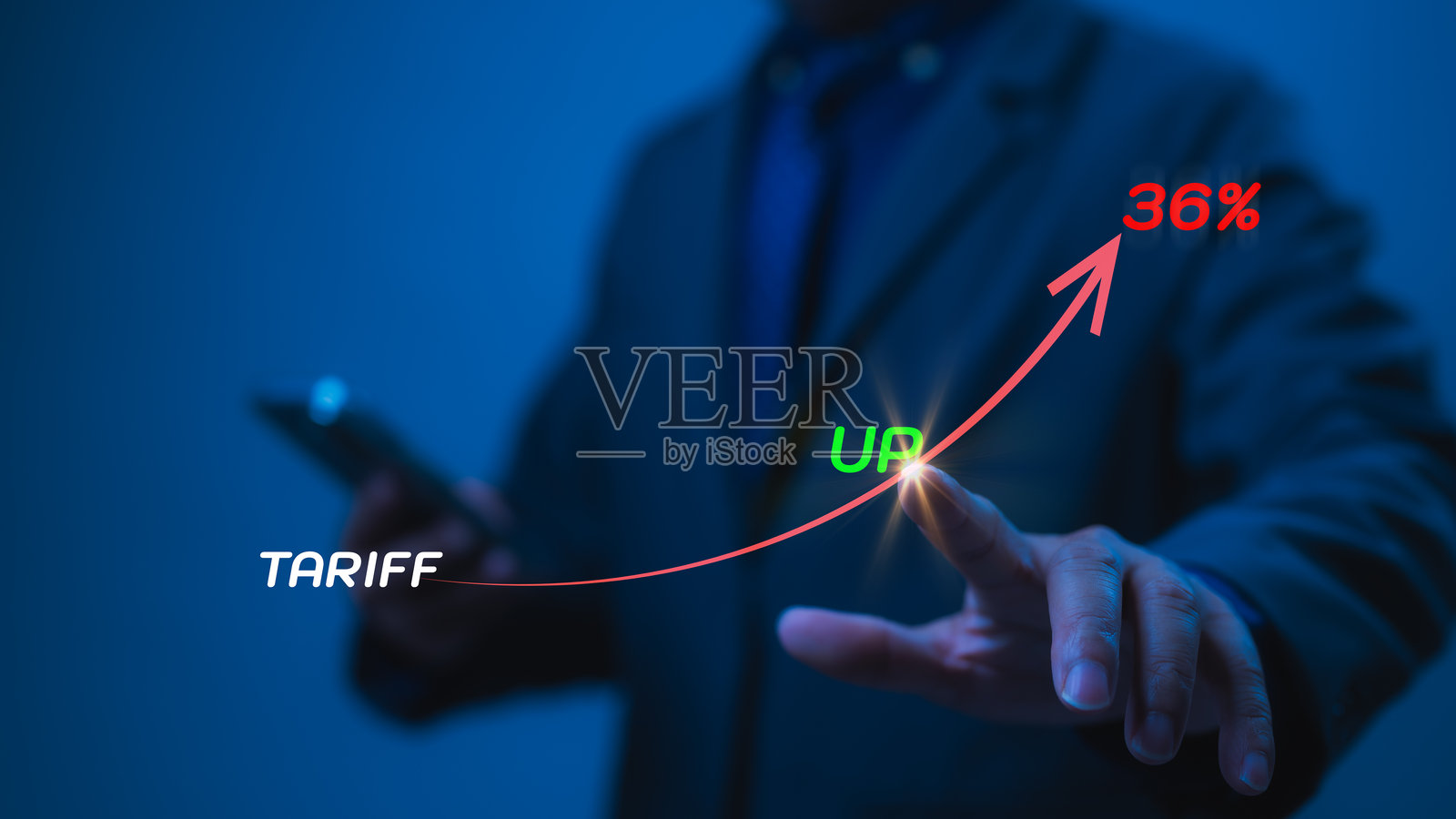 商人全息分析，蓝色背景显示商业增长趋势，手指指向关税影响，穿着西装，手持智能手机。照片摄影图片