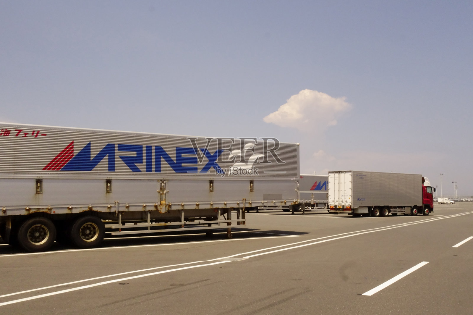 大型拖车停在停车场等待中照片摄影图片