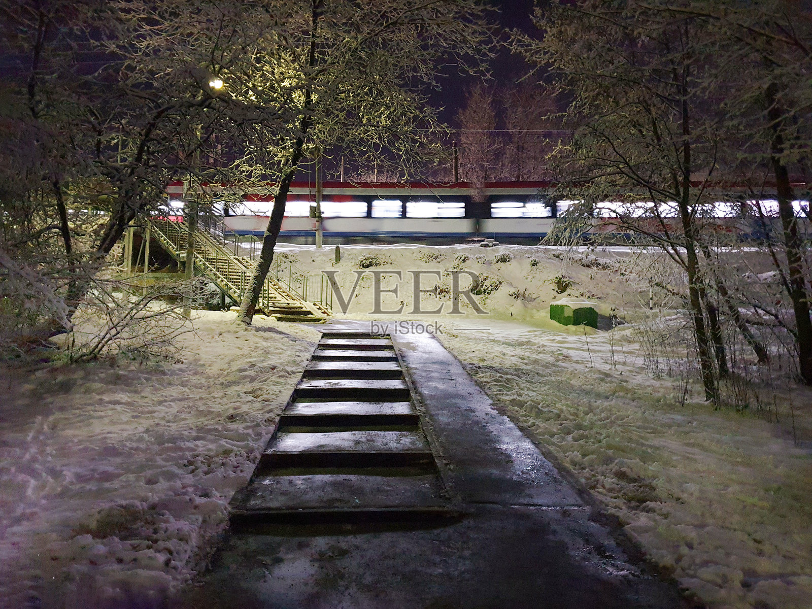 俄罗斯黄昏时分的地方列车照片摄影图片