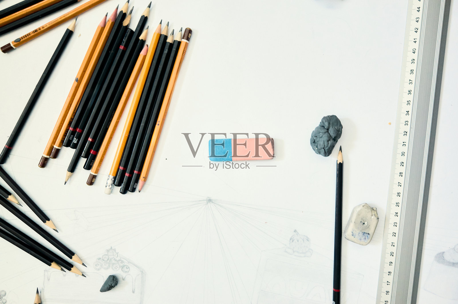 桌子上有一把尺子、一支铅笔和一个蓝色与粉色的橡皮擦。照片摄影图片