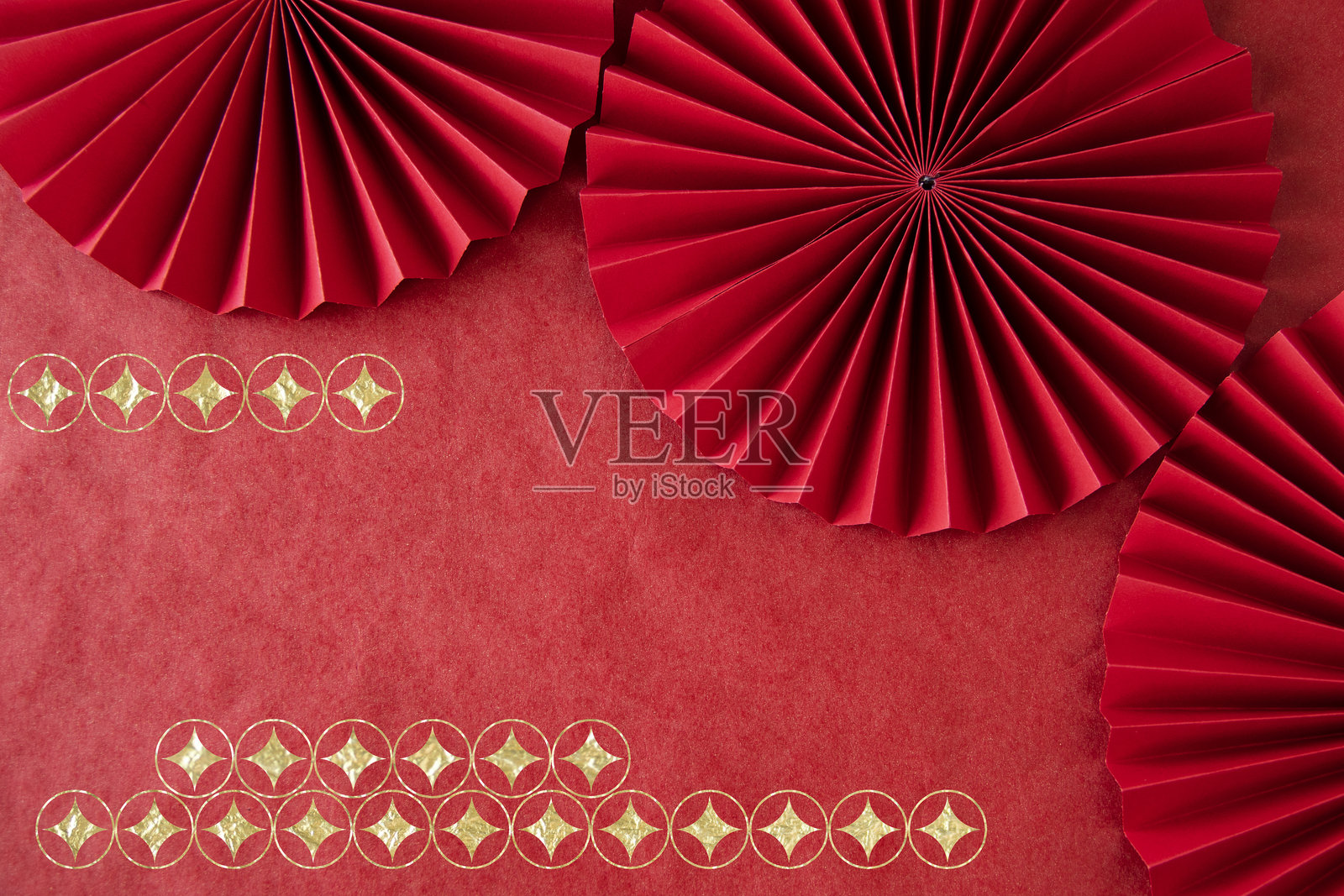 日本新年图像。/ 红色装饰与红色日本纸背景。/ 日本图案剪纸。照片摄影图片