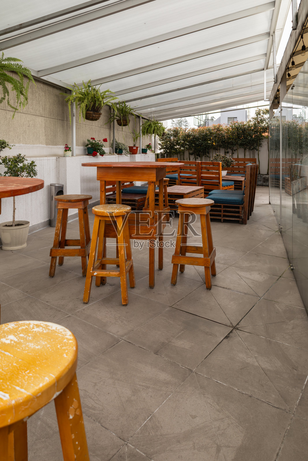 户外露台上有木桌和凳子照片摄影图片