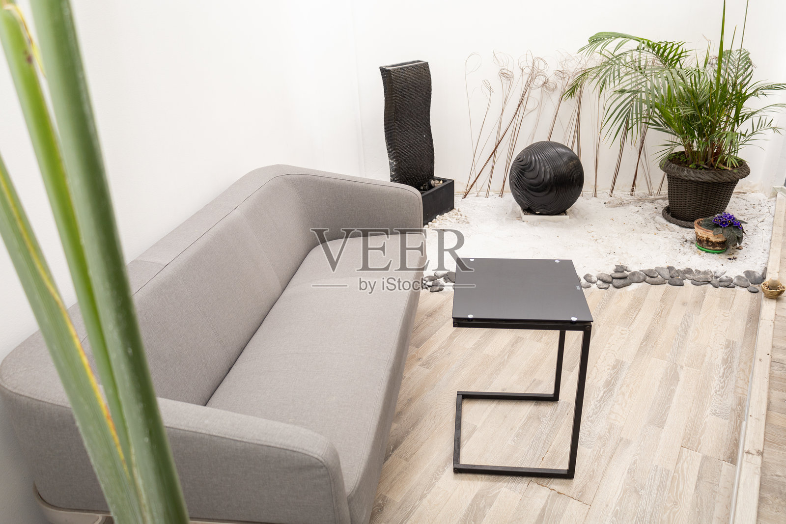 舒适的灰色沙发配有金属笔记本电脑边桌照片摄影图片