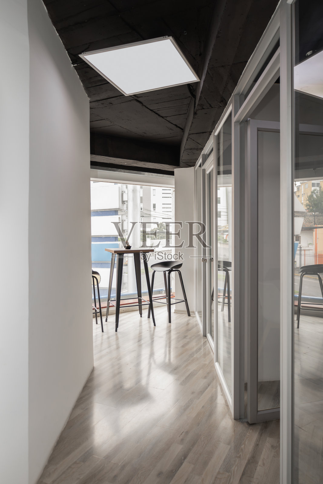 办公室走廊，玻璃墙通往餐厅照片摄影图片