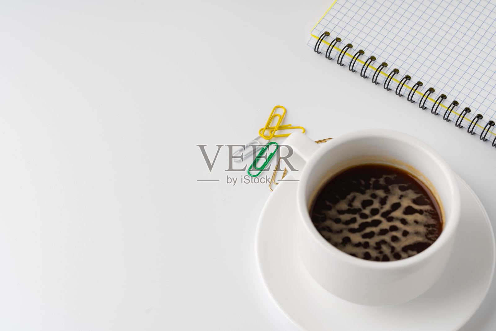 白色背景上的咖啡杯和记事本照片摄影图片