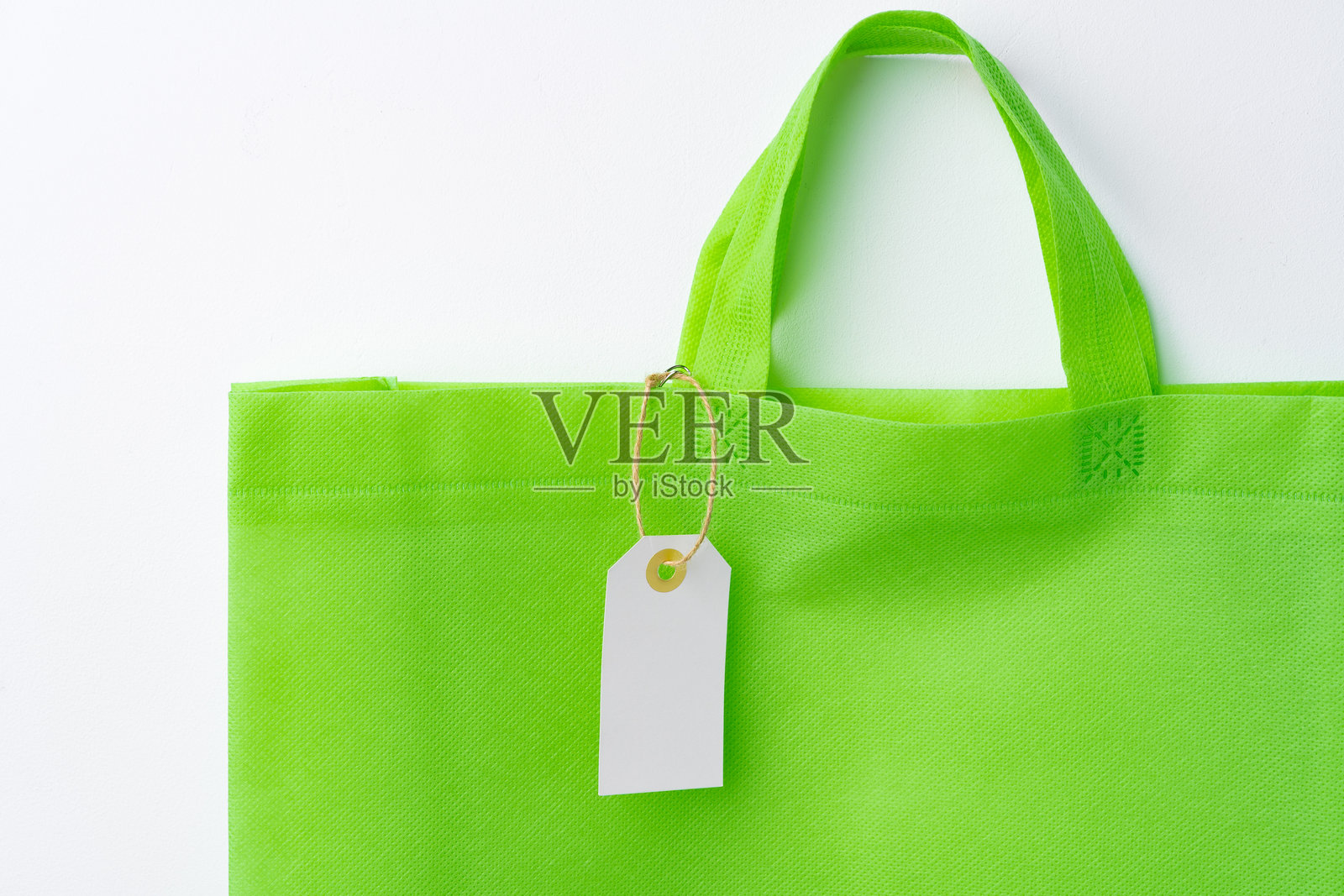 白色背景上的空白纸标签与购物纸袋照片摄影图片