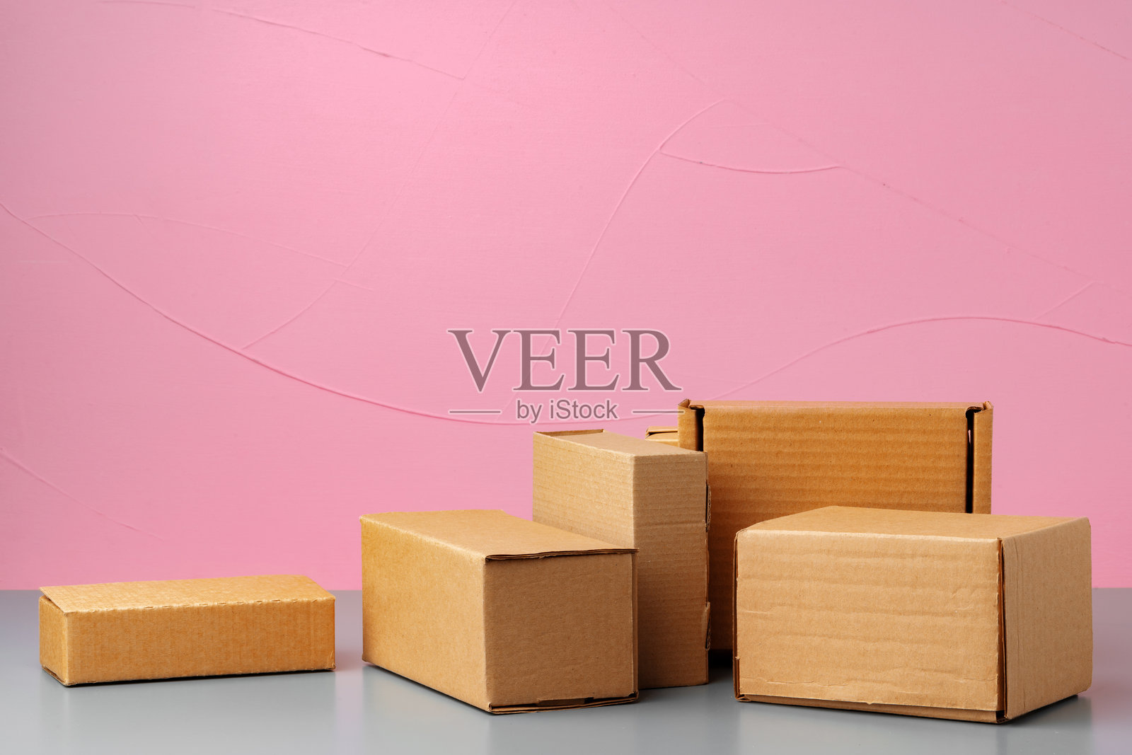粉色背景上的纸箱组合照片摄影图片