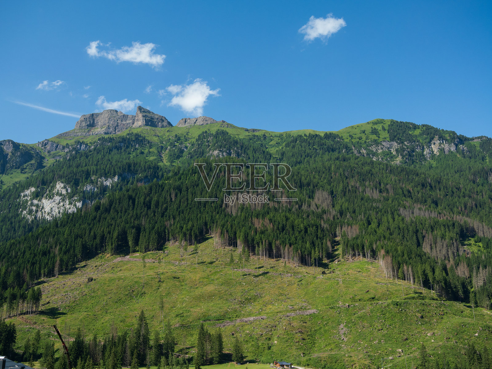 意大利多洛米蒂的夏日，卡纳泽伊的雄伟山脉在蓝天之下，意大利照片摄影图片