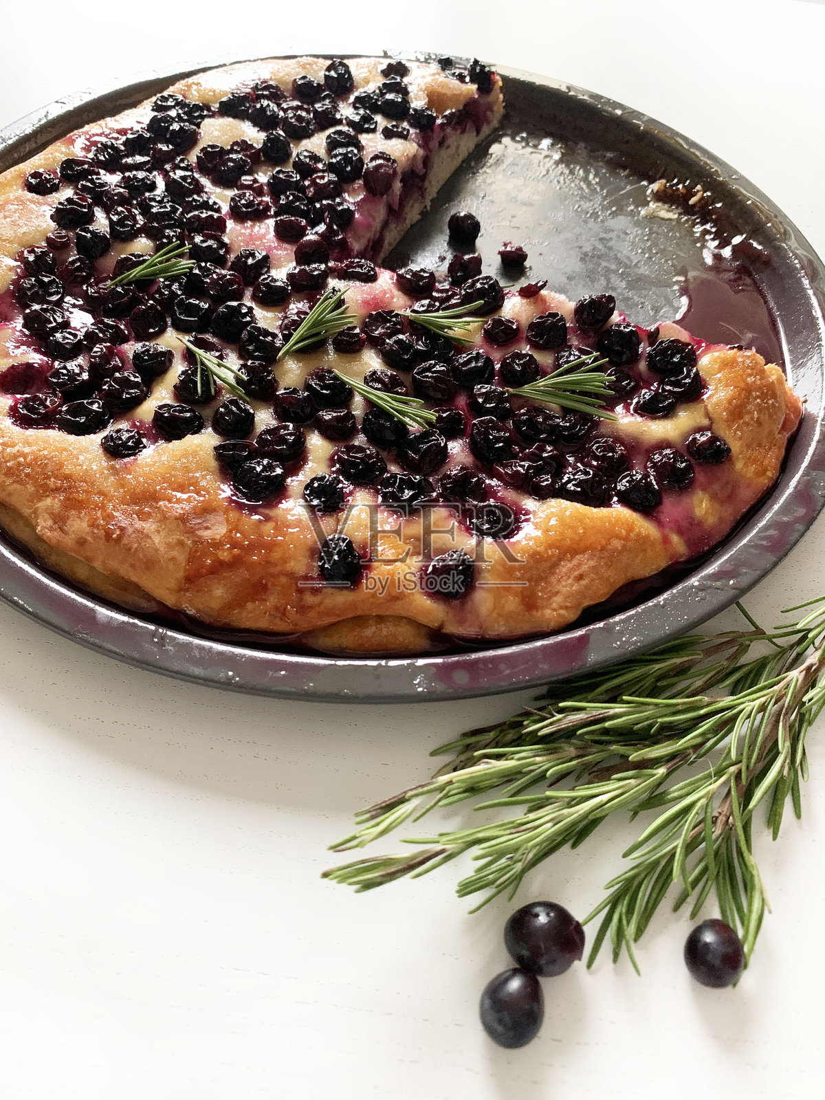 托斯卡纳甜佛卡夏配黑葡萄。照片摄影图片