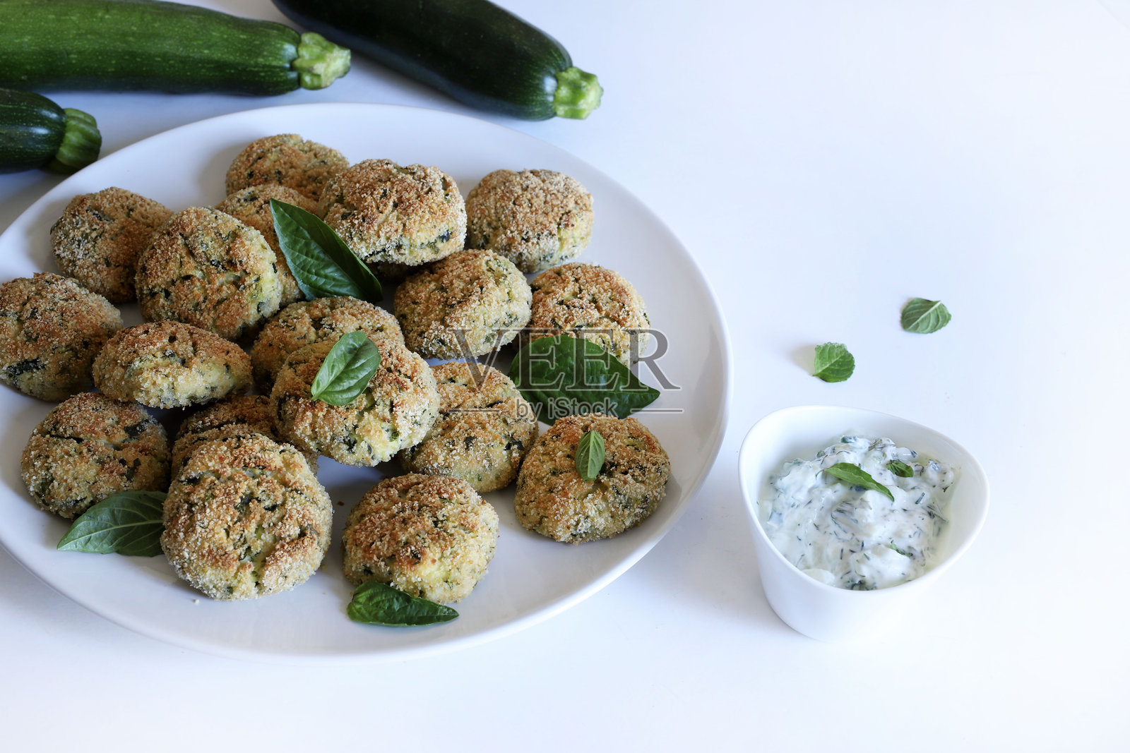 烤西葫芦球。照片摄影图片