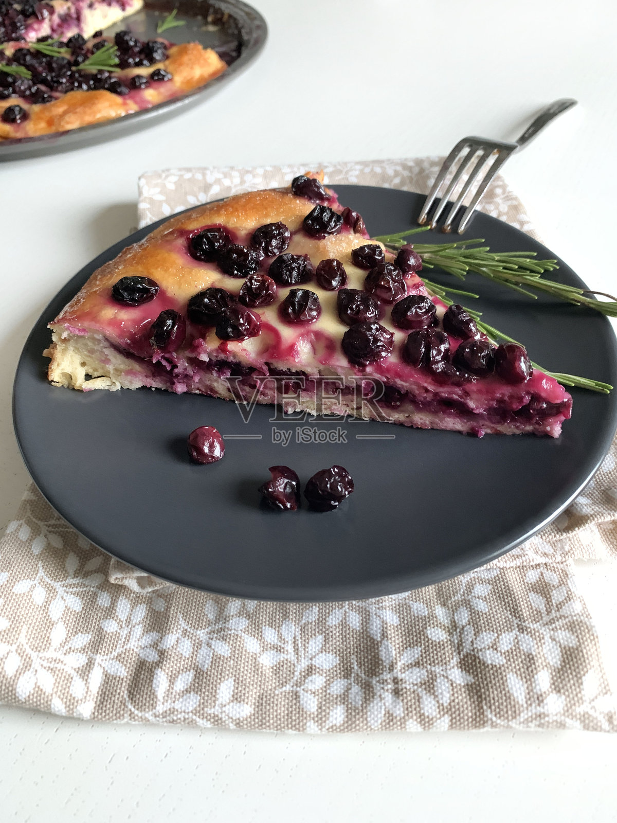 托斯卡纳甜佛卡夏面包配黑葡萄照片摄影图片