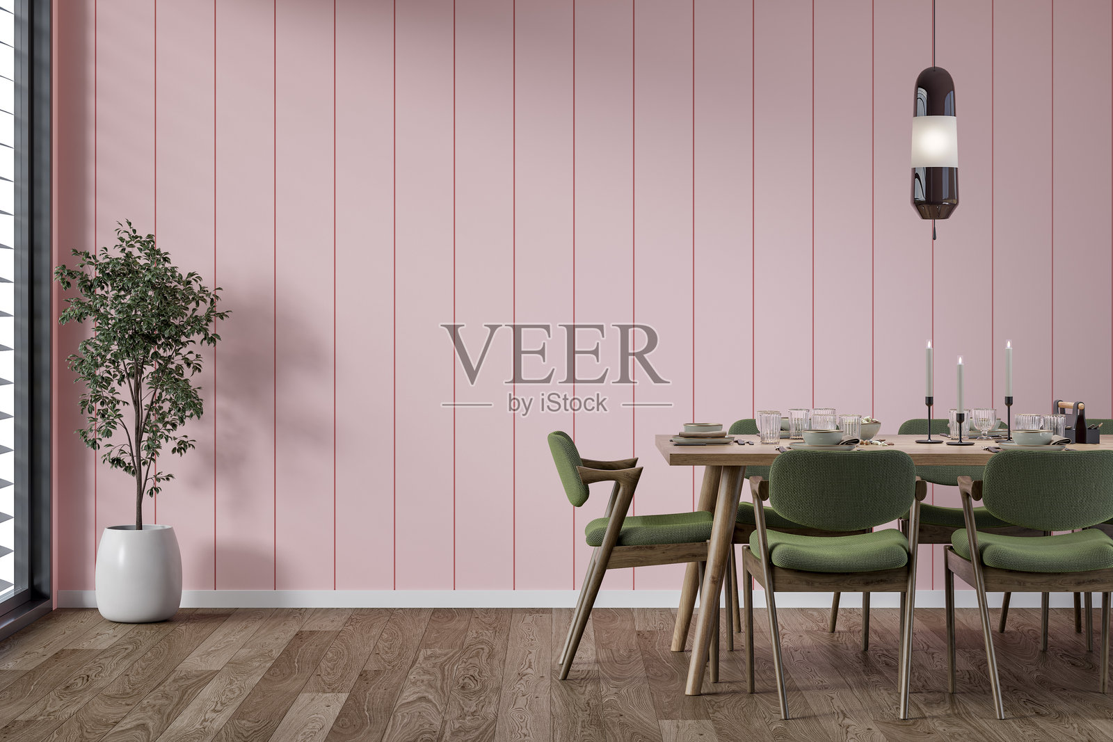 一个现代但复古的餐厅，桌子和椅子齐全，位于粉色木板墙前，窗边有一盆植物，家具呈现70年代复古风格。照片摄影图片