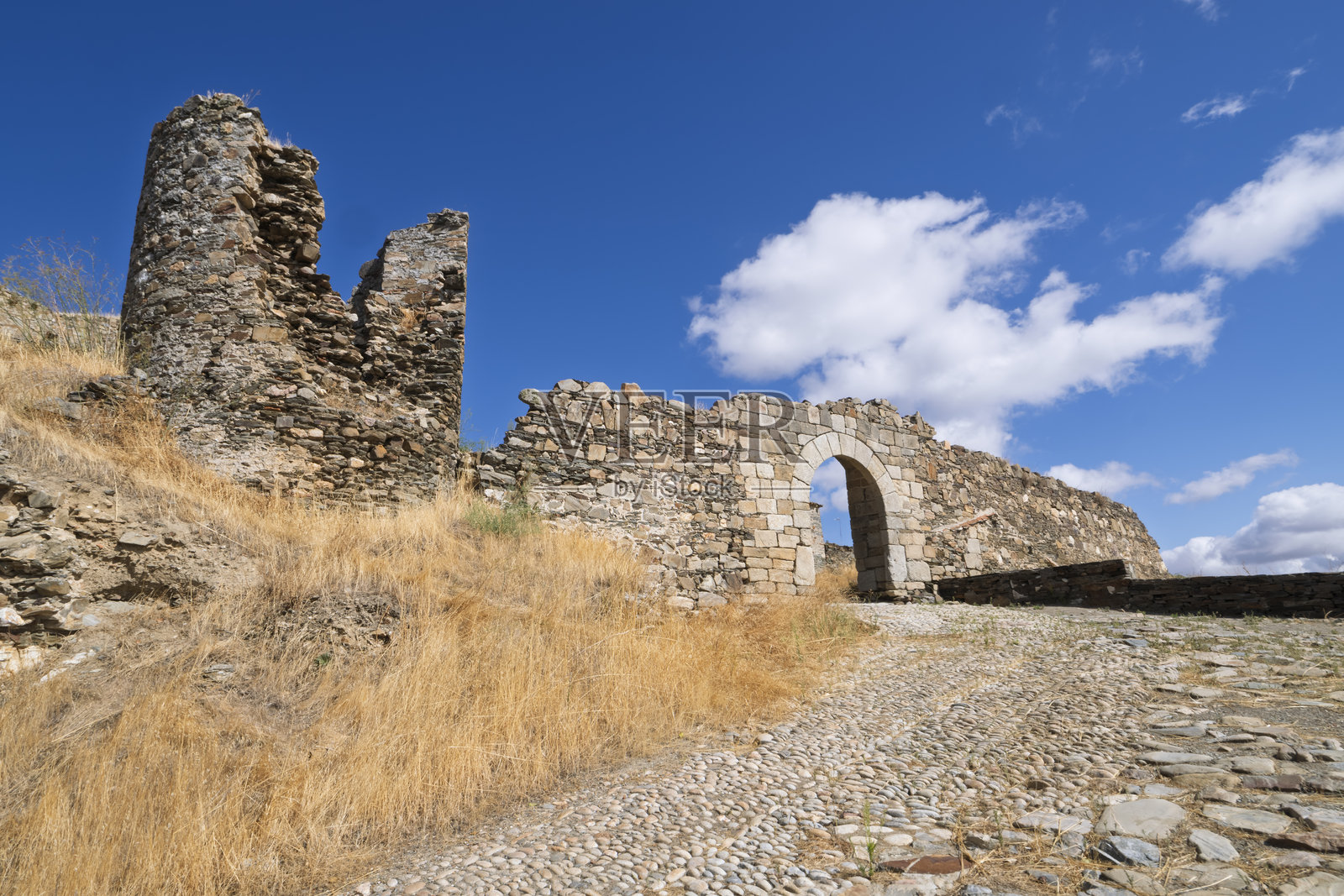 萨尔瓦蒂埃拉·德·托尔梅斯（Salvatierra de Tormes）废弃村庄中的房屋遗迹照片摄影图片